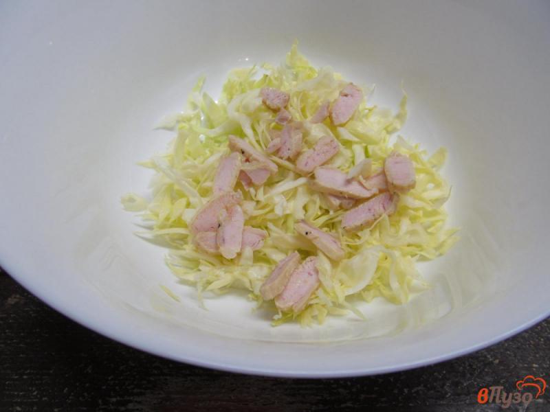 Фото приготовление рецепта: Салат из молодой капусты с помидором черри и курицей шаг №2