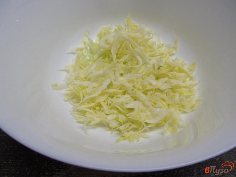 Фото приготовление рецепта: Салат из молодой капусты с помидором черри и курицей шаг №1