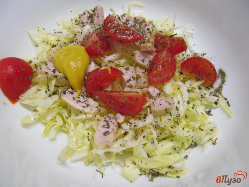 Фото приготовление рецепта: Салат из молодой капусты с помидором черри и курицей шаг №3
