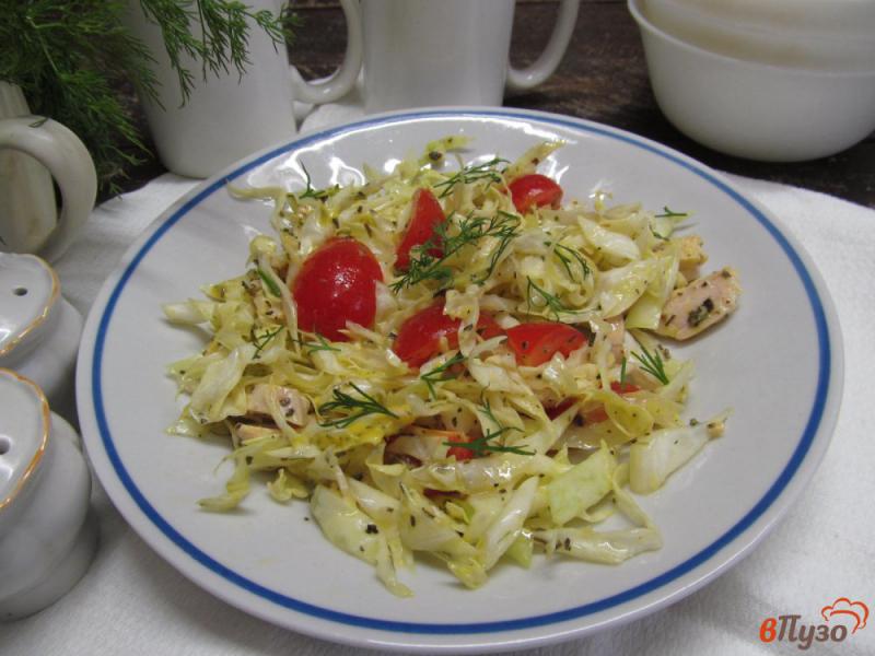 Фото приготовление рецепта: Салат из молодой капусты с помидором черри и курицей шаг №5