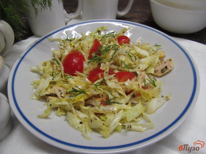 Фото приготовление рецепта: Салат из молодой капусты с помидором черри и курицей шаг №6