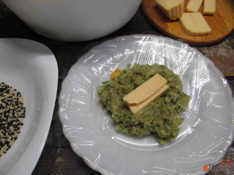Фото приготовление рецепта: Колбаски из индейки с сыром в кунжутной панировке шаг №6