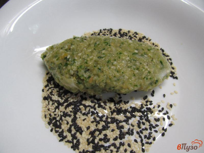 Фото приготовление рецепта: Колбаски из индейки с сыром в кунжутной панировке шаг №8