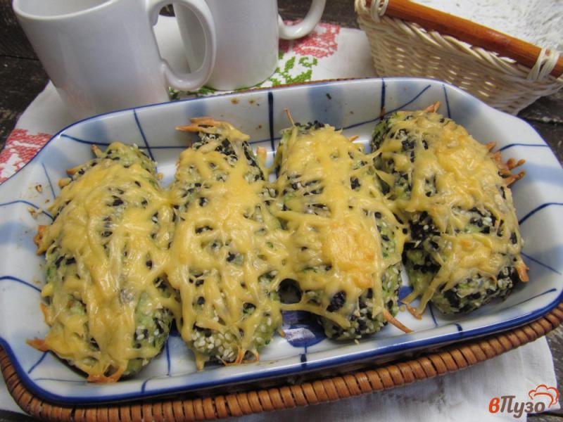 Фото приготовление рецепта: Колбаски из индейки с сыром в кунжутной панировке шаг №11