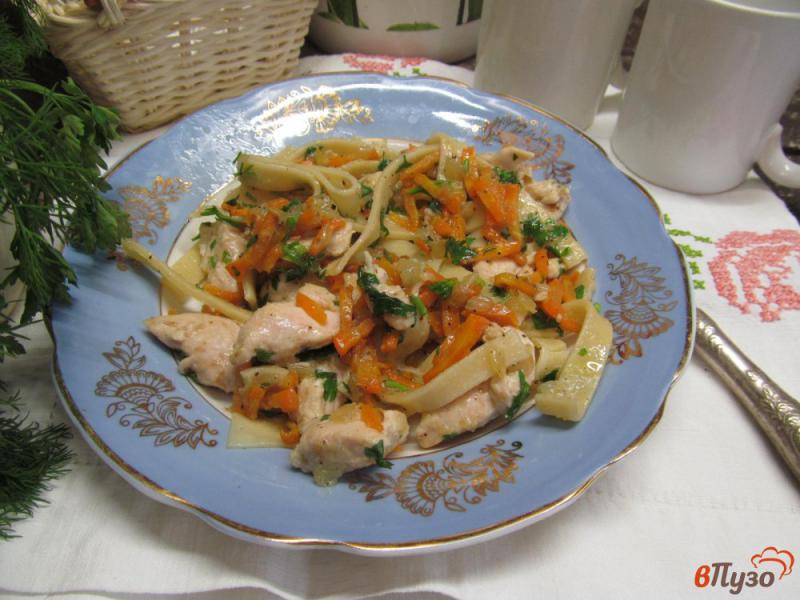 Фото приготовление рецепта: Домашняя лапша с курицей и овощами шаг №9