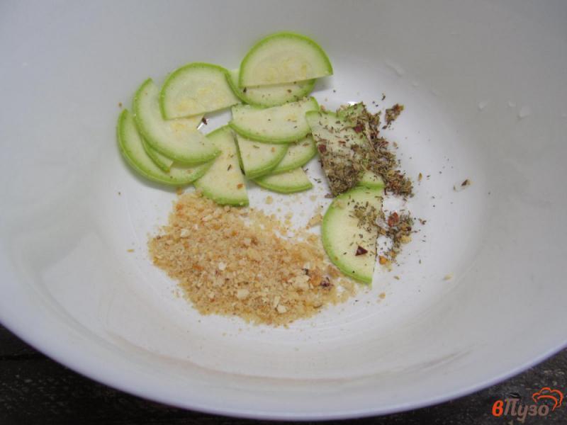 Фото приготовление рецепта: Теплый салат из кабачка с беконом шаг №4