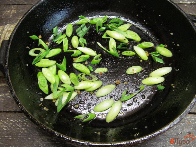 Фото приготовление рецепта: Теплый салат из кабачка с беконом шаг №7