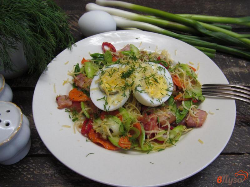 Фото приготовление рецепта: Теплый салат из кабачка с беконом шаг №9