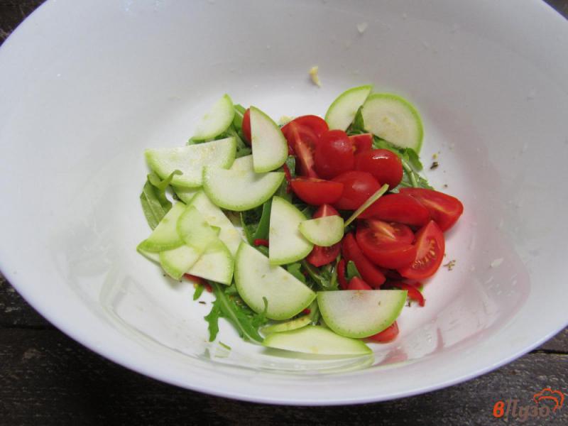 Фото приготовление рецепта: Быстрый салат с томатами и кабачком шаг №4