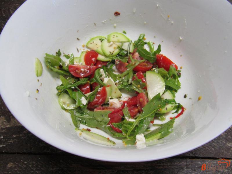 Фото приготовление рецепта: Быстрый салат с томатами и кабачком шаг №6