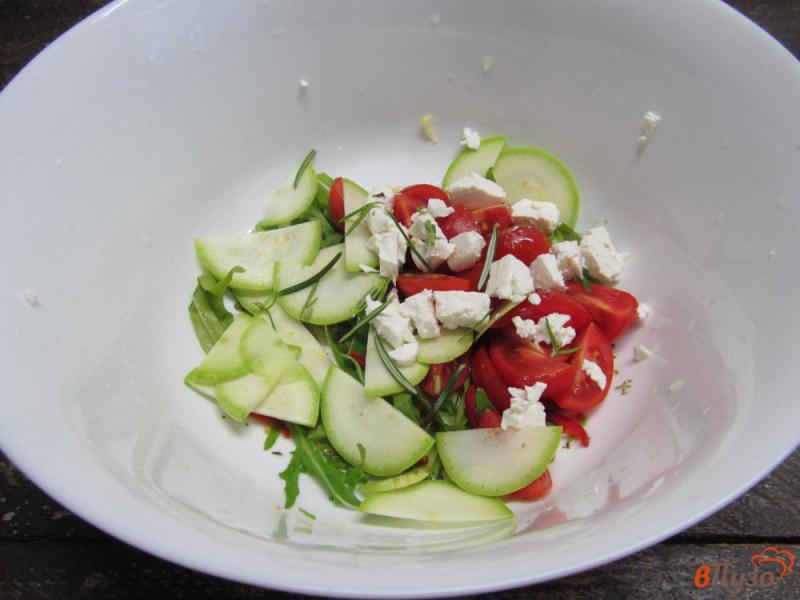 Фото приготовление рецепта: Быстрый салат с томатами и кабачком шаг №5