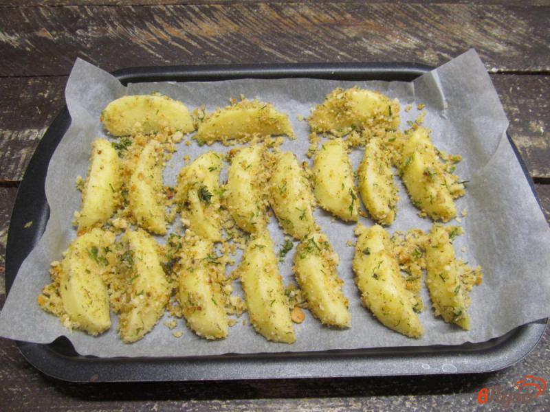 Фото приготовление рецепта: Запеченный картофель в панировочных сухарях шаг №4