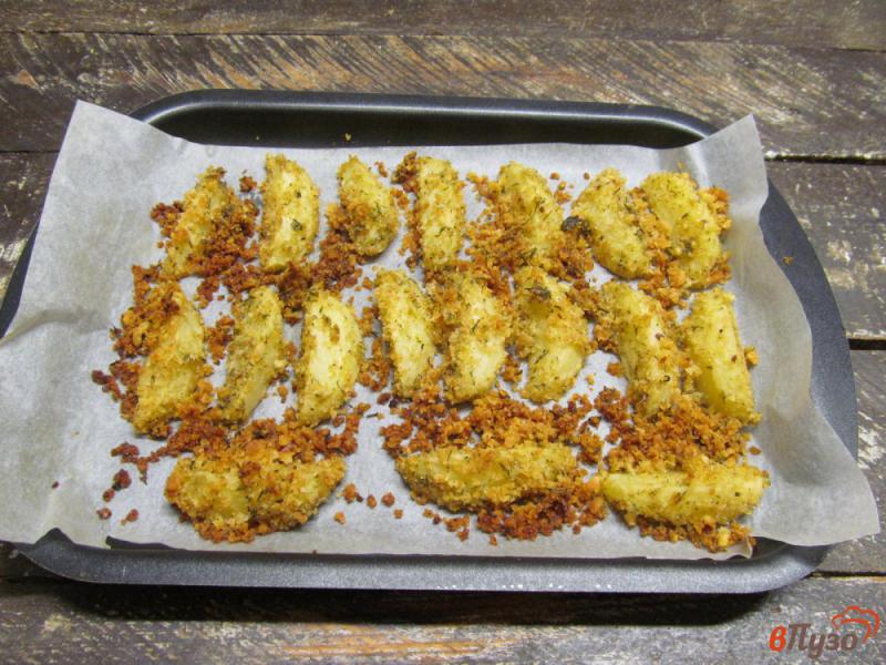 Фото приготовление рецепта: Запеченный картофель в панировочных сухарях шаг №5