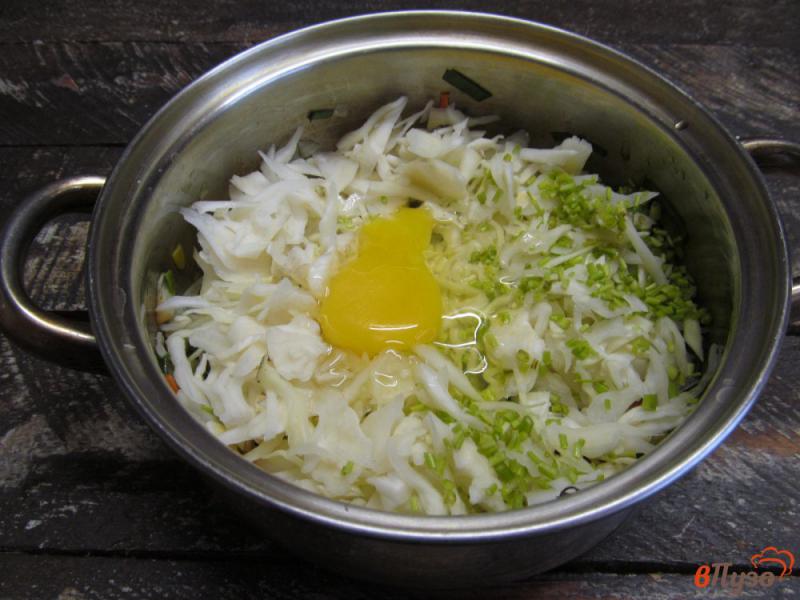Фото приготовление рецепта: Луковый суп с молодой капустой и яйцом шаг №3