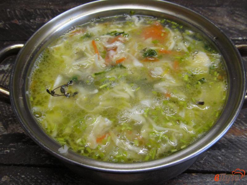 Фото приготовление рецепта: Луковый суп с молодой капустой и яйцом шаг №5