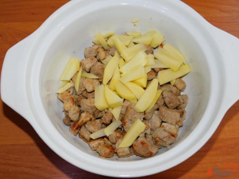 Фото приготовление рецепта: Мясо в сливках с кабачками и грибами в духовке шаг №2