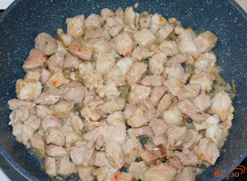 Фото приготовление рецепта: Мясо в сливках с кабачками и грибами в духовке шаг №1