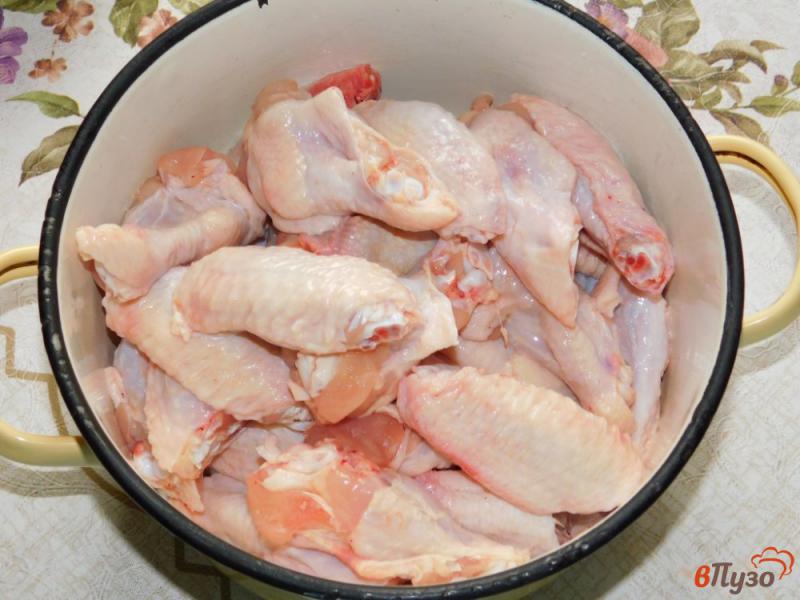 Фото приготовление рецепта: Куриные крылья с соевым соусом в хрустящем кляре шаг №1