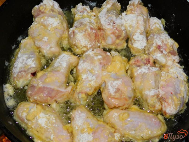 Фото приготовление рецепта: Куриные крылья с соевым соусом в хрустящем кляре шаг №3