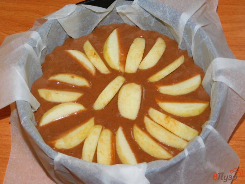 Фото приготовление рецепта: Шоколадный пирог с яблоками (без яиц) шаг №4