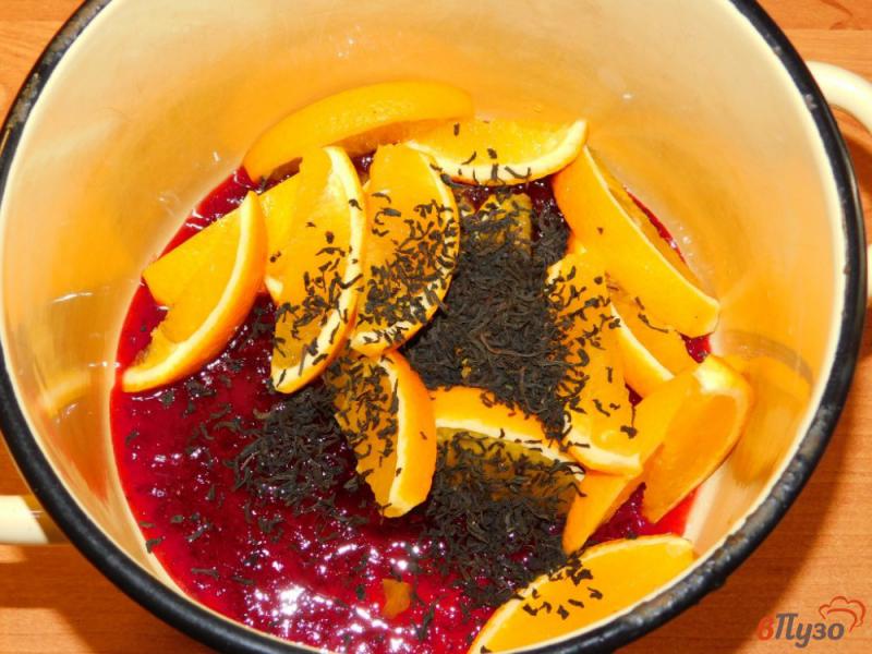 Фото приготовление рецепта: Клюквенный чай с апельсином шаг №2