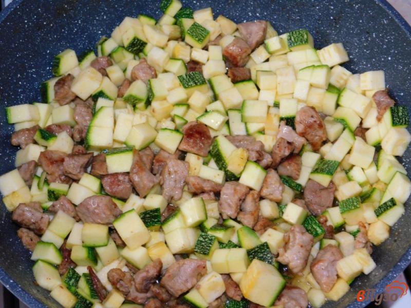 Фото приготовление рецепта: Фриттата с мясом и кабачками шаг №2