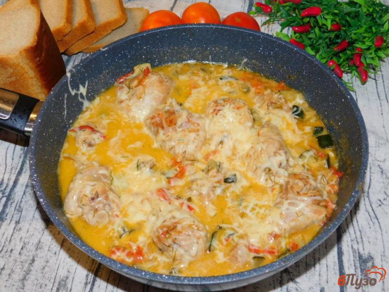 Фото приготовление рецепта: Куриная сковорода с кабачками шаг №5