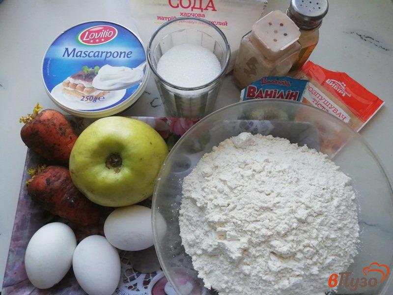 Фото приготовление рецепта: Морковно-яблочный пирог с маскарпоне шаг №1