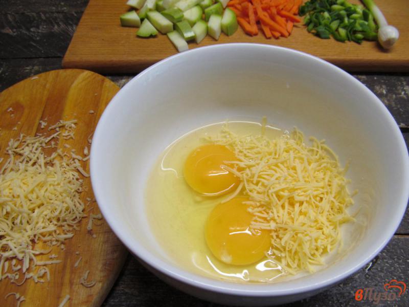 Фото приготовление рецепта: Жареные кабачки с яйцом и беконом шаг №3