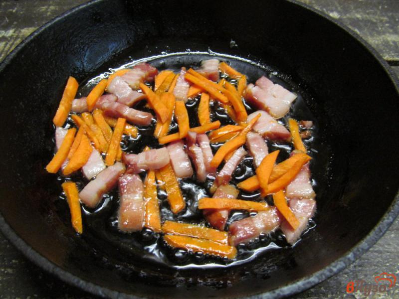 Фото приготовление рецепта: Жареные кабачки с яйцом и беконом шаг №4