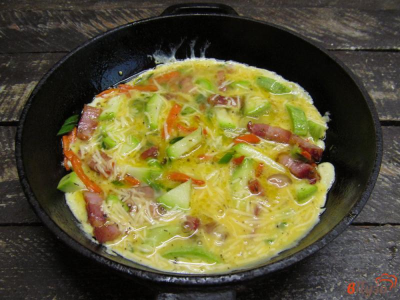 Фото приготовление рецепта: Жареные кабачки с яйцом и беконом шаг №6