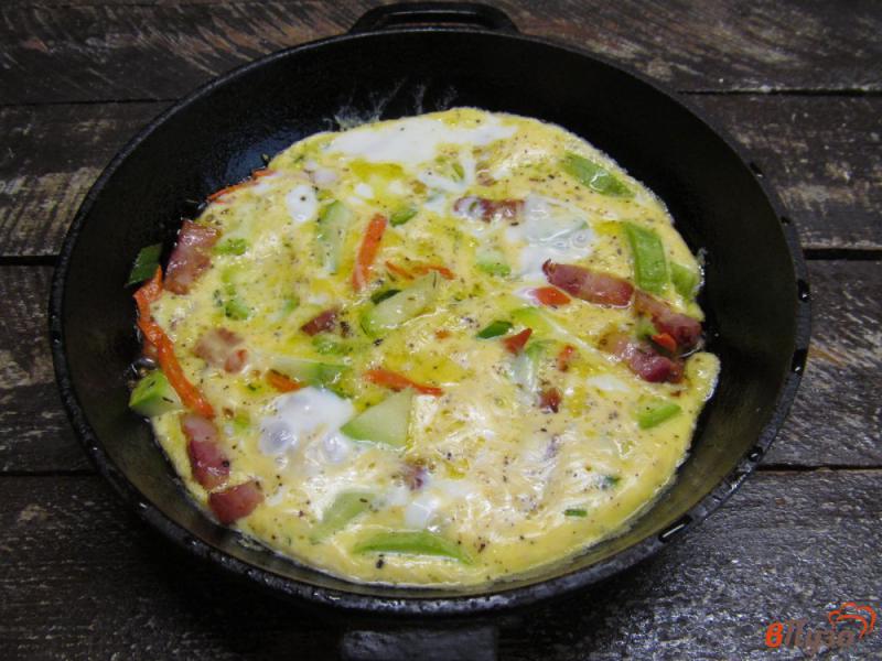 Фото приготовление рецепта: Жареные кабачки с яйцом и беконом шаг №7