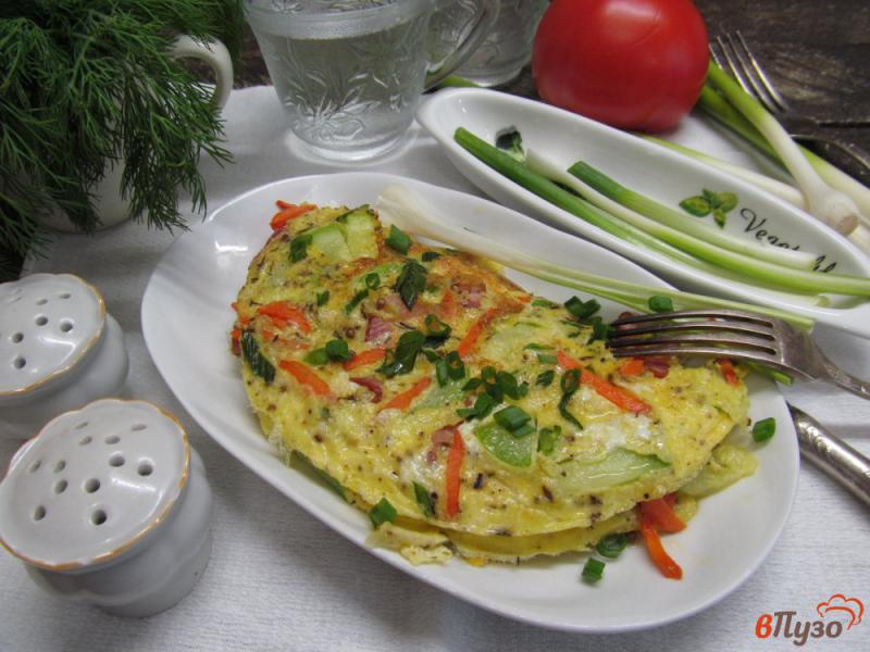 Фото приготовление рецепта: Жареные кабачки с яйцом и беконом шаг №8