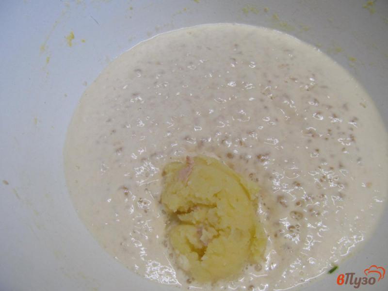Фото приготовление рецепта: Булочки с начинкой из вареной курицы и картофельным пюре шаг №2