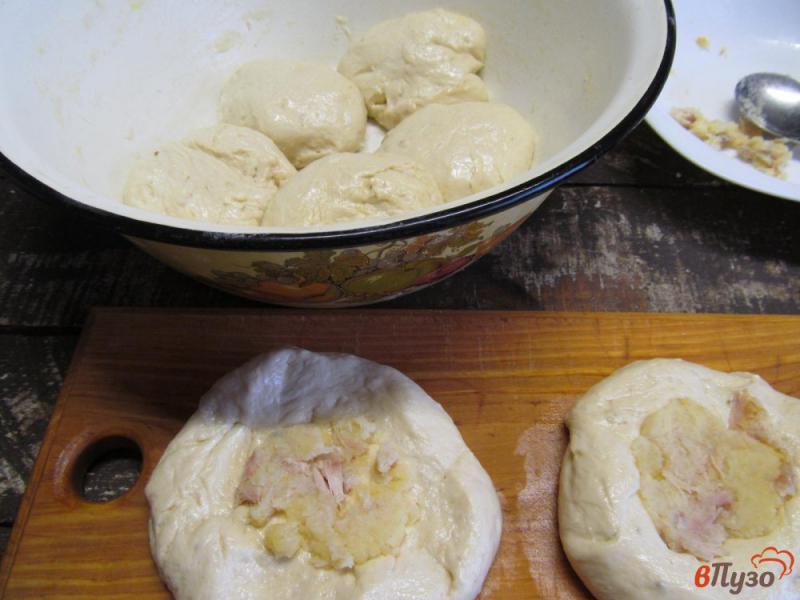 Фото приготовление рецепта: Булочки с начинкой из вареной курицы и картофельным пюре шаг №7