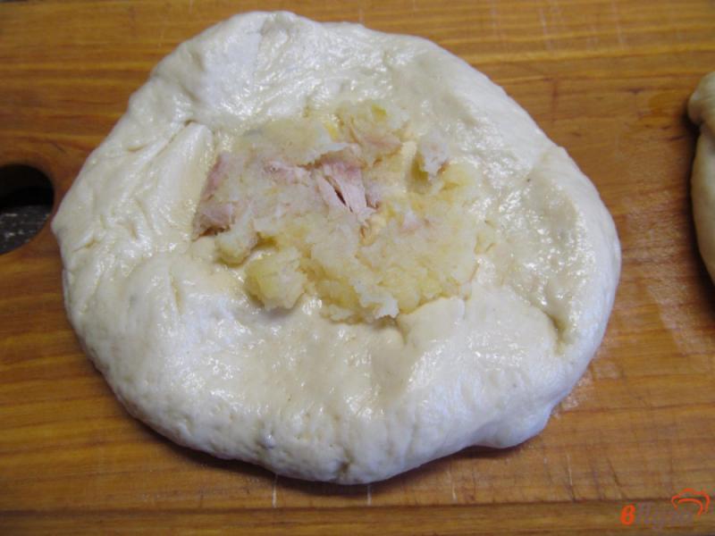 Фото приготовление рецепта: Булочки с начинкой из вареной курицы и картофельным пюре шаг №8