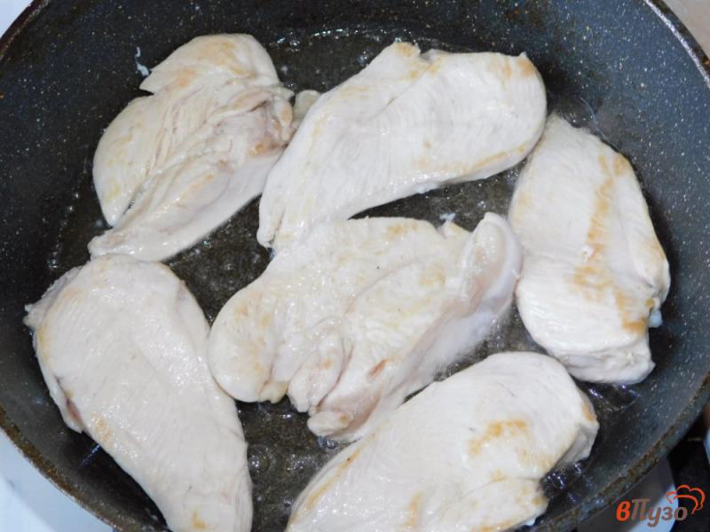 Фото приготовление рецепта: Куриное филе, тушенное в сливках шаг №2