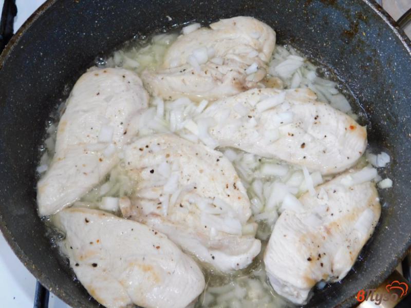 Фото приготовление рецепта: Куриное филе, тушенное в сливках шаг №4