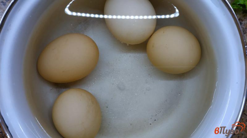 Фото приготовление рецепта: Салат из шпината с яйцом шаг №2