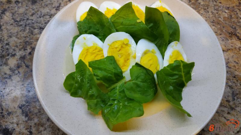 Фото приготовление рецепта: Салат из шпината с яйцом шаг №7