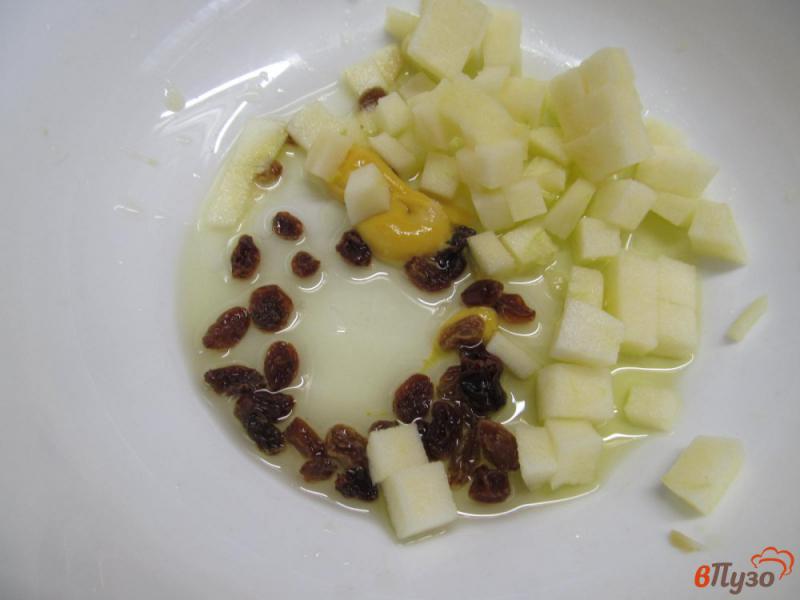 Фото приготовление рецепта: Капустный салат с сыром фета и изюмом шаг №2