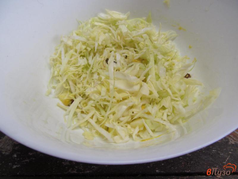 Фото приготовление рецепта: Капустный салат с сыром фета и изюмом шаг №3