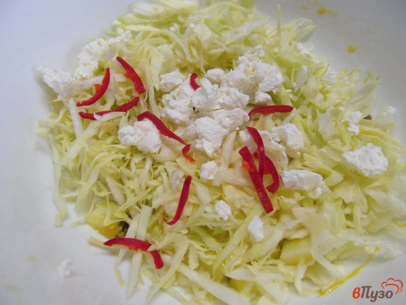 Фото приготовление рецепта: Капустный салат с сыром фета и изюмом шаг №4