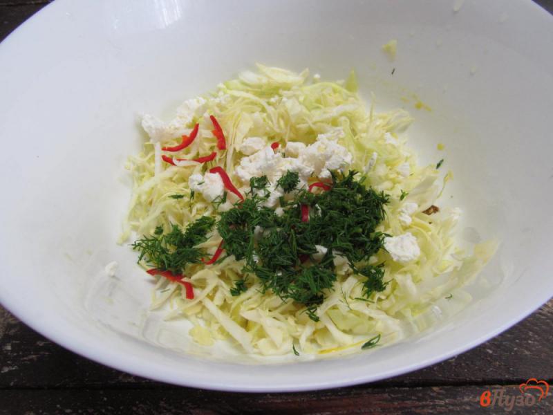 Фото приготовление рецепта: Капустный салат с сыром фета и изюмом шаг №5