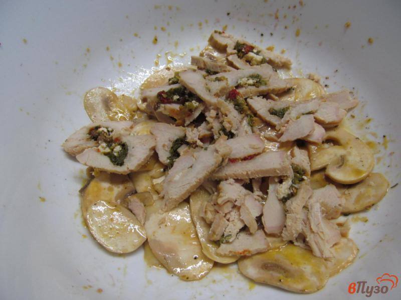Фото приготовление рецепта: Салат из курицы с помидором и каперсами шаг №3