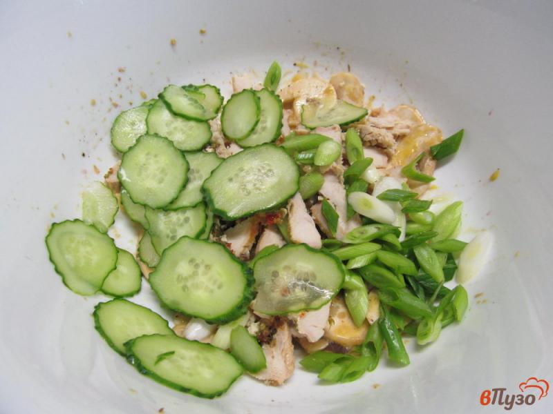 Фото приготовление рецепта: Салат из курицы с помидором и каперсами шаг №4