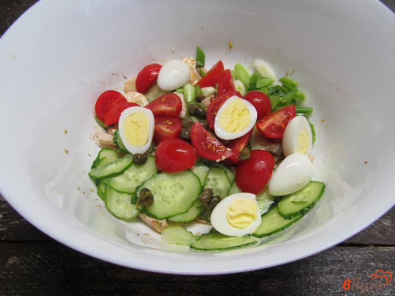 Фото приготовление рецепта: Салат из курицы с помидором и каперсами шаг №6