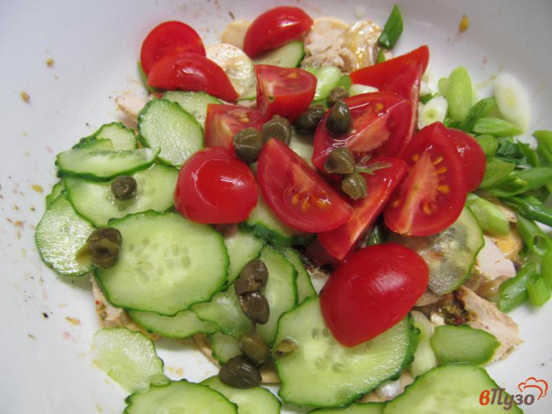 Фото приготовление рецепта: Салат из курицы с помидором и каперсами шаг №5
