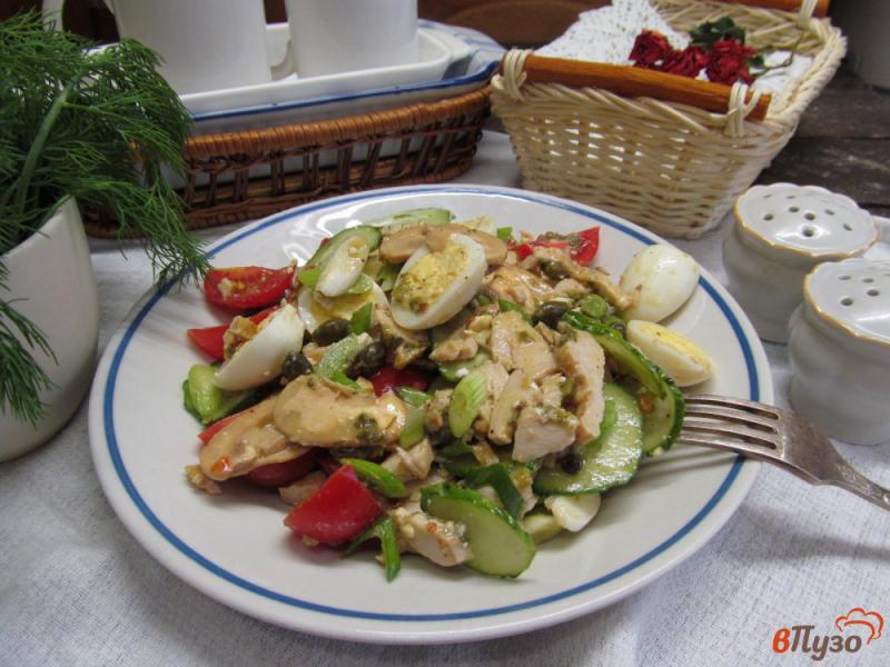 Фото приготовление рецепта: Салат из курицы с помидором и каперсами шаг №8