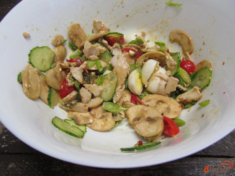 Фото приготовление рецепта: Салат из курицы с помидором и каперсами шаг №7